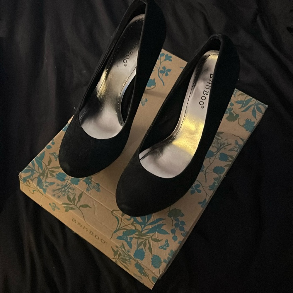 BAMBOO Black Round-Toe Suede Pumps